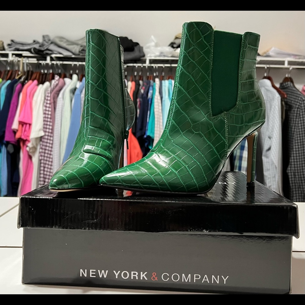NWT brand new with box never worn Very sexy snake print beautiful green bootie💚